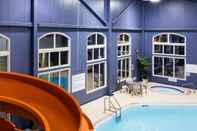 Swimming Pool Radisson Hotel & Suites Fort McMurray