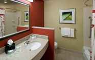 In-room Bathroom 5 Courtyard by Marriott Texarkana