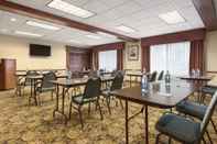 Functional Hall Country Inn & Suites by Radisson, Council Bluffs, IA