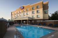 Hồ bơi Fairfield Inn & Suites Rancho Cordova