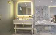 In-room Bathroom 5 Hotel Mina – Special Class