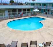 Hồ bơi 2 SureStay Hotel by Best Western Laredo