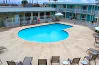 Kolam Renang SureStay Hotel by Best Western Laredo