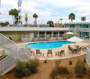 Hồ bơi 3 SureStay Hotel by Best Western Laredo