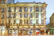 外部的 Minerva Premier Hotel