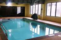 Hồ bơi La Quinta Inn & Suites by Wyndham Jamestown