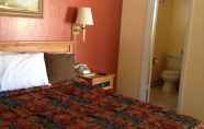 Bedroom 5 Bluebird Day Inn & Suites