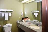 Toilet Kamar Super 8 by Wyndham Beaumont South / I-10 & Walden Rd
