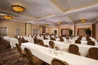 Functional Hall Ayres Hotel Manhattan Beach LAX