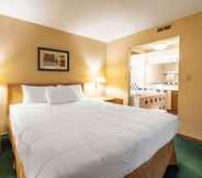 Bedroom 7 Americas Best Value Inn & Suites St. Marys