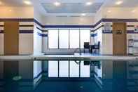 Swimming Pool Sandman Hotel Calgary Airport