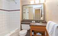 Toilet Kamar 2 Sandman Hotel Calgary Airport