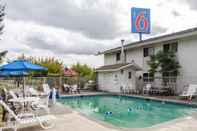 Swimming Pool Motel 6 Seattle, WA - Sea-Tac Airport South