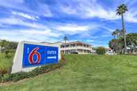 Exterior Motel 6 Carlsbad, CA Beach