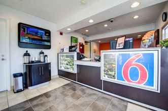 Lobby 4 Motel 6 Seattle, WA - Airport