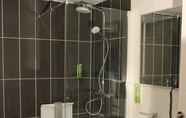 In-room Bathroom 6 Quality Suites Maisons Laffitte Paris Ouest