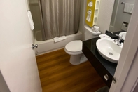 In-room Bathroom Motel 6 Davis, CA - Sacramento Area