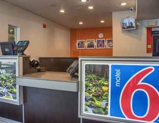 Lobby 2 Motel 6 Issaquah, WA - Seattle - East