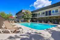 Swimming Pool Motel 6 Issaquah, WA - Seattle - East