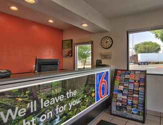 Lobby 2 Motel 6 Sacramento, CA - North