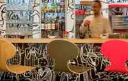 Bar, Cafe and Lounge 6 ibis Paris Porte de Clichy Centre