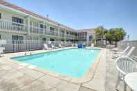 Swimming Pool Vagabond Inn Buttonwillow North I-5