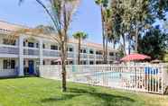 Kolam Renang 3 Motel 6 Thousand Oaks, CA