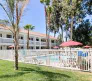 Swimming Pool 2 Motel 6 Thousand Oaks, CA