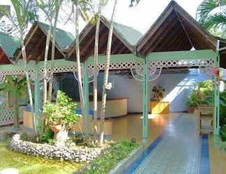 Exterior 2 Cocoplum Beach Hotel