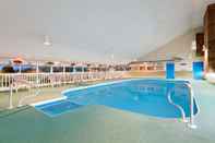 Swimming Pool Howard Johnson by Wyndham Woodstock NB