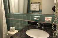 In-room Bathroom Atlantic Motor Inn