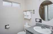 Phòng tắm bên trong 7 Super 8 by Wyndham Monterey