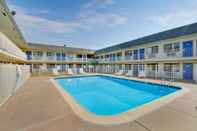 Swimming Pool Motel 6 Wichita, KS