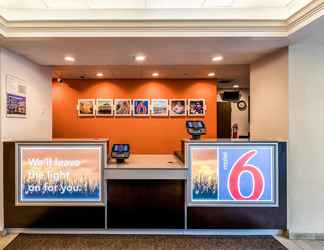 Lobby 2 Motel 6 West Des Moines, IA