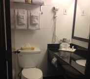 Toilet Kamar 7 Bedfort Inn & Suites