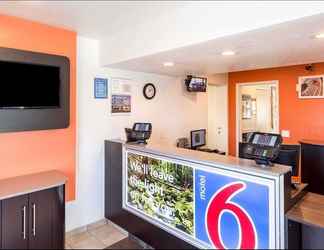 Lobby 2 Motel 6 Redding, CA - Central