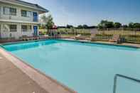 Swimming Pool Motel 6 Lenexa, KS - Kansas City Southwest