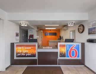 Lobby 2 Motel 6 Kansas City, MO - Airport