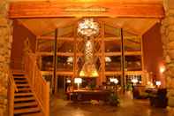 Lobi Stafford's Crooked River Lodge & Suites