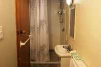 Phòng tắm bên trong Larchwood Motel