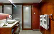 Toilet Kamar 3 Hotel Universel Montreal