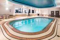 Kolam Renang Holiday Inn & Suites Grande Prairie Conference Center, an IHG Hotel