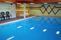 Swimming Pool Comox Valley Inn & Suites