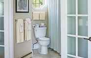 Toilet Kamar 7 Shadow Lawn Inn