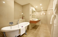 In-room Bathroom 6 The Gateway Hotel Balaghat Road Gondia