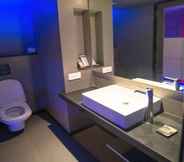 Toilet Kamar 4 SinQ Party Hotel