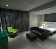 Kamar Tidur 5 SinQ Party Hotel