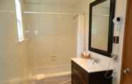 In-room Bathroom 7 Motel La Paysanne