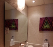 In-room Bathroom 3 El Regio Hotel