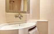 In-room Bathroom 5 Premiere Classe Saint Ouen L'Aumone